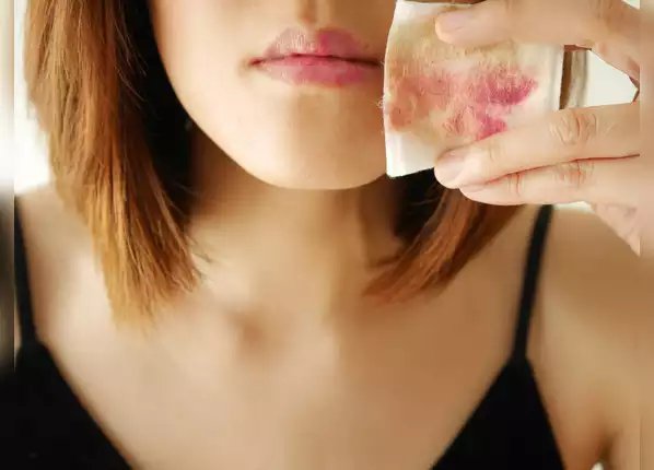 ​1. मेकअप हटाए