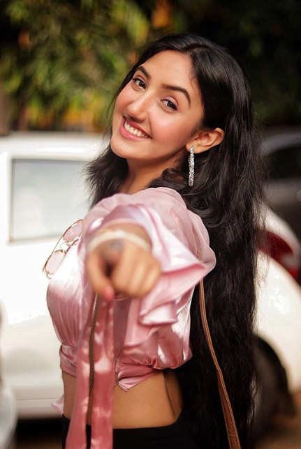 पिंक रफल टॉप इन क्रॉप पैटर्न पिंक रफल टॉप इन क्रॉप पैटर्न