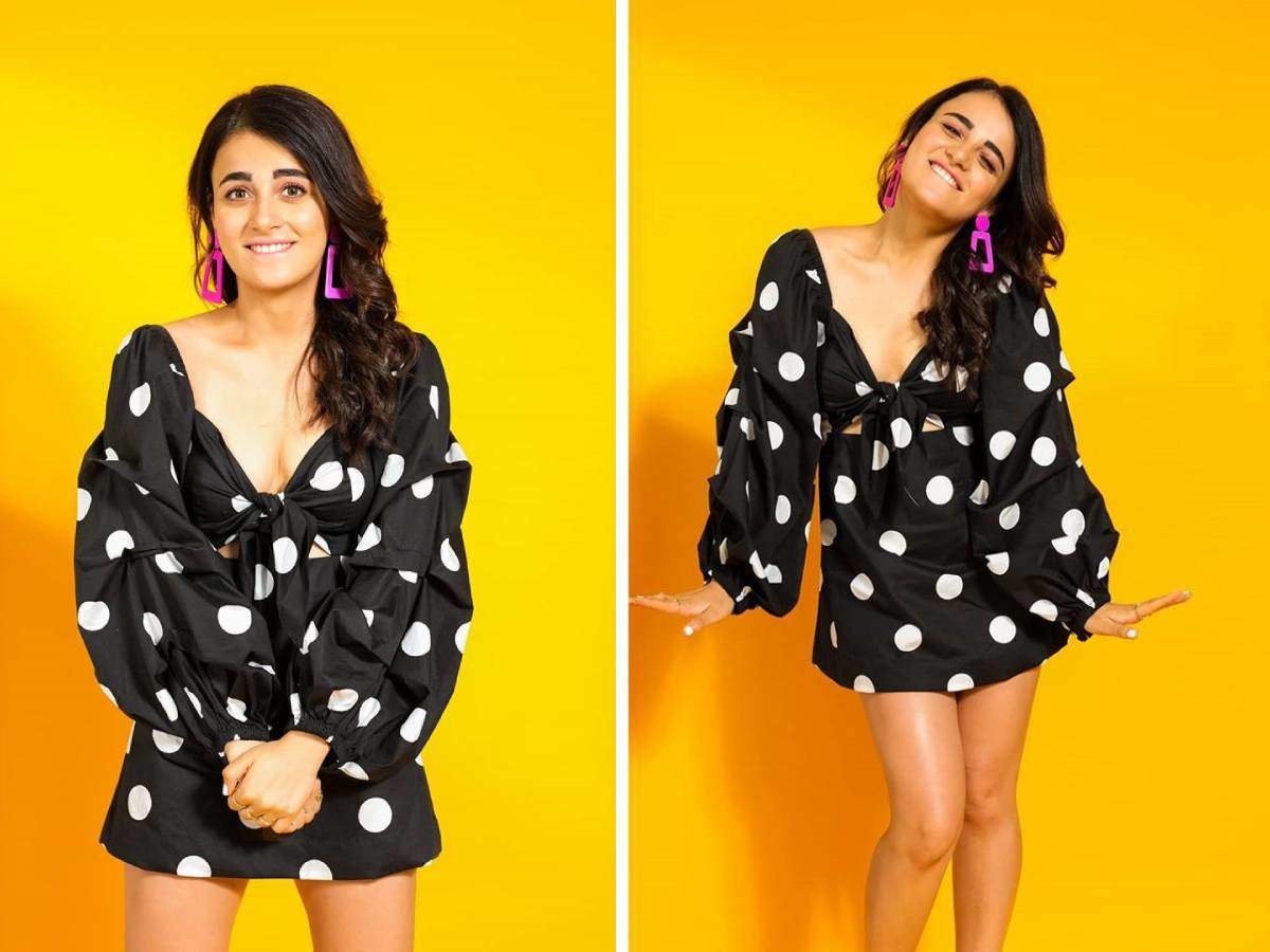 पोल्का डॉट्स रफल ड्रेस
