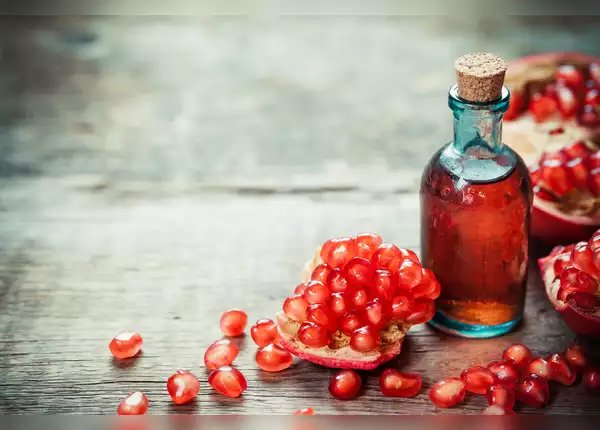 ​क्‍लींजिंग के लिए अनार के दाने का तेल