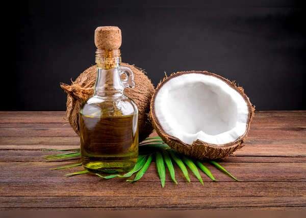2. बालों की ग्रोथ के लिए कपूर और नारियल का तेल