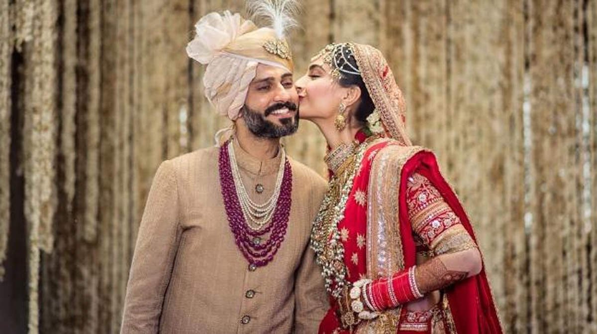 लहंगे में लगे थे असली सोने और चांदी के धागे लहंगे में लगे थे असली सोने और चांदी के धागे