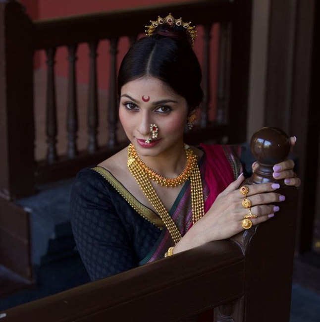 पारंपरिक स्टाइल में पहनी साड़ी पारंपरिक स्टाइल में पहनी साड़ी