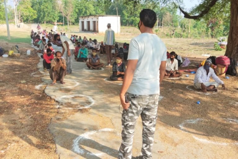 नक्सलगढ़ में भीड़ आती देख जवानों ने संभाला मोर्चा, 4 दिन से भूखे मजदूरों को खिलाया खाना | raipur – News in Hindi