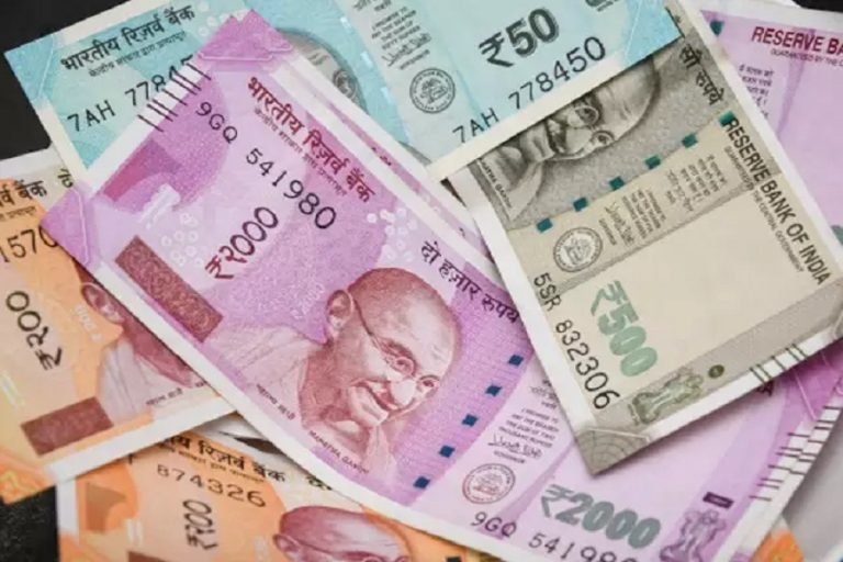 सड़क पर बिखरे मिले 10 और 20 के अफवाह वाले नोट, सैनिटाइज कर रायपुर पुलिस ने किया जब्त, currency note found on road in Raipur raipur police sanitized corona rumors 10 20 rupee note found on road corona spread form note crime news | raipur – News in Hindi