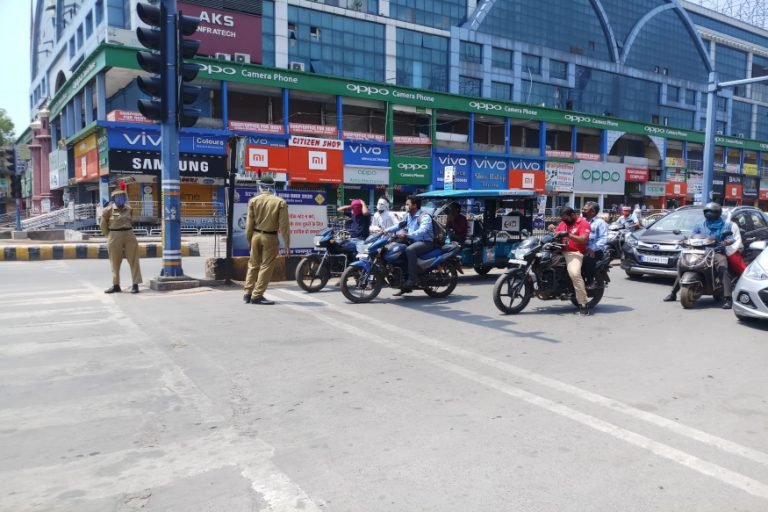 टोटल लॉकडाउन का रायपुर में अलग नजारा, हिदायत के बावजूद सड़कों पर दिखे लोग, two days total lockdown in Raipur people seen despite police instructions | raipur – News in Hindi