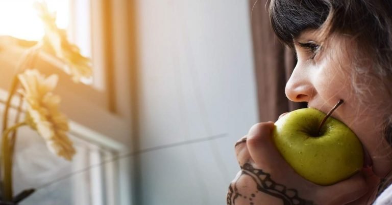 दस्‍त और कब्‍ज दोनों का इलाज है सेब, लेकिन जान लीजिए खाने का तरीका – know how apples can relieve constipation and diarrhoea both in hindi