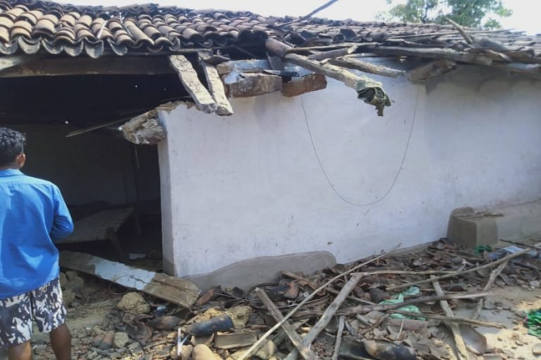 कोरबा में दंतैल हाथियों का कहर, 4 किसानों का घर तोड़ा, 68 बोरी अनाज बर्बाद. deadly Elephants broke 4 farmers house wasted 250 kg of grain people ran for life | korba – News in Hindi