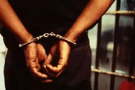 रायपुर: महिला टीचर को ब्लैकमेल करना पड़ा महंगा, सलाखों के पीछे पहुंचे 'मास्टरजी' रायपुर: महिला टीचर को ब्लैकमेल करना पड़ा महंगा, सलाखों के पीछे पहुंचे 'मास्टरजी'