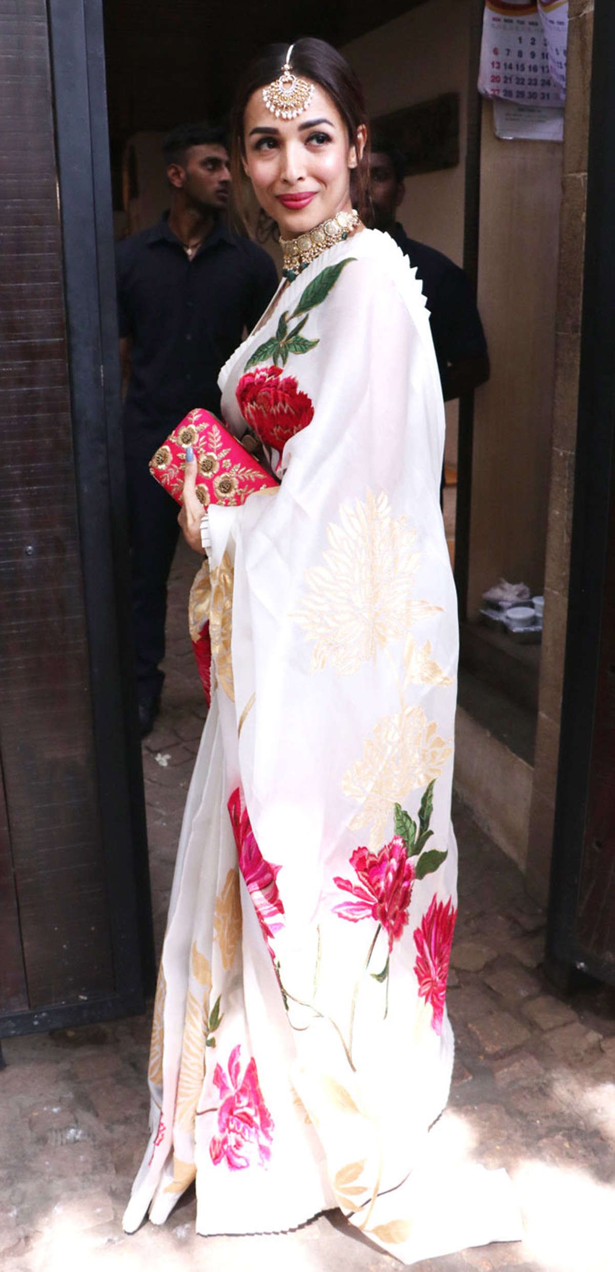 साड़ी के साथ चुना हेवी जूलरी लुक साड़ी के साथ चुना हेवी जूलरी लुक