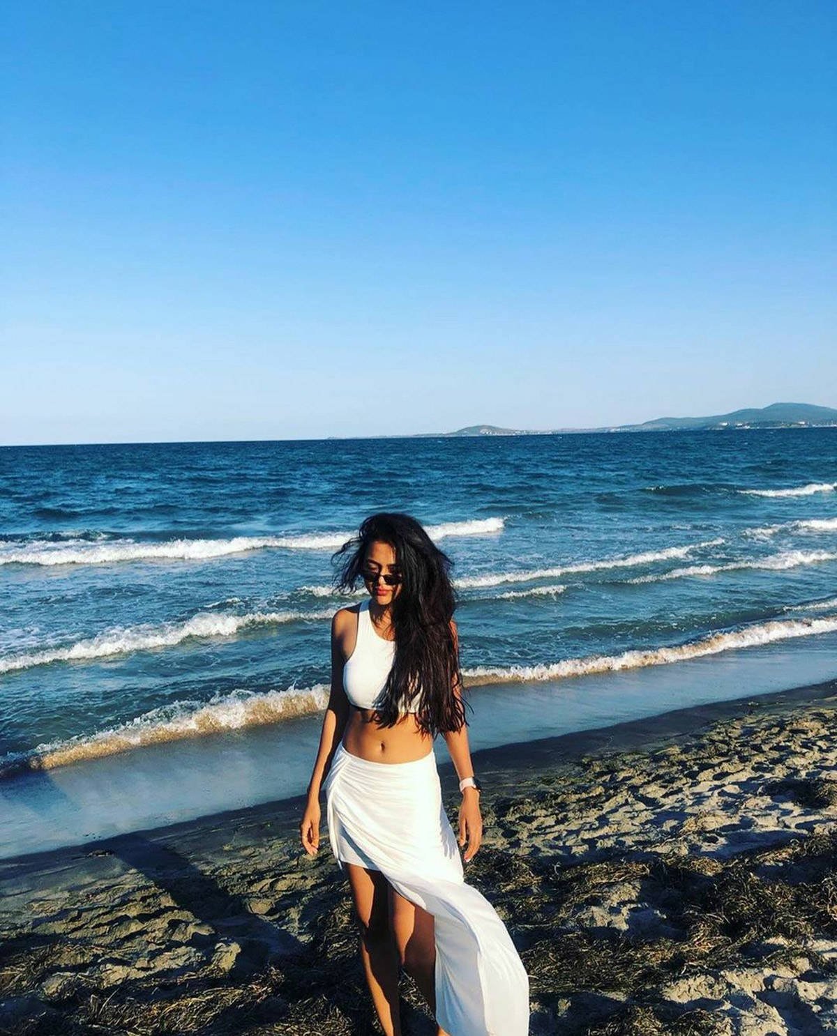 बीच और वाइट ड्रेस