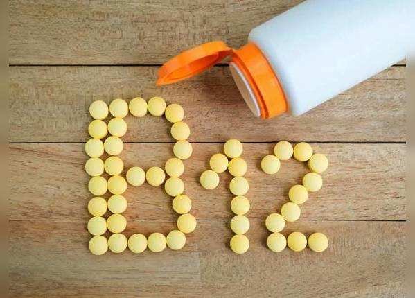 विटामिन B12 की कमी से सफेद होते हैं सिर के बाल