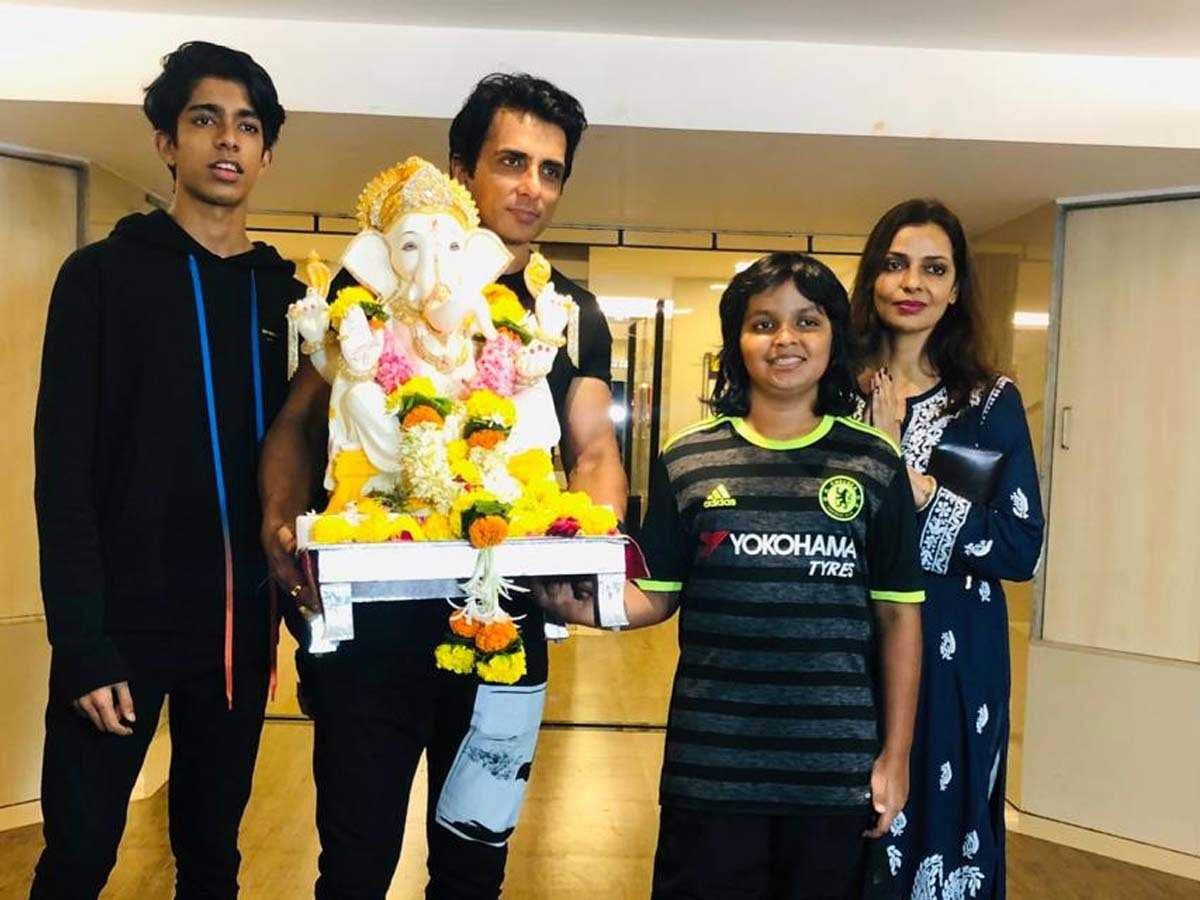 स्किन टोन के मुताबिक चुनती हैं बेस्ट कलर स्किन टोन के मुताबिक चुनती हैं बेस्ट कलर