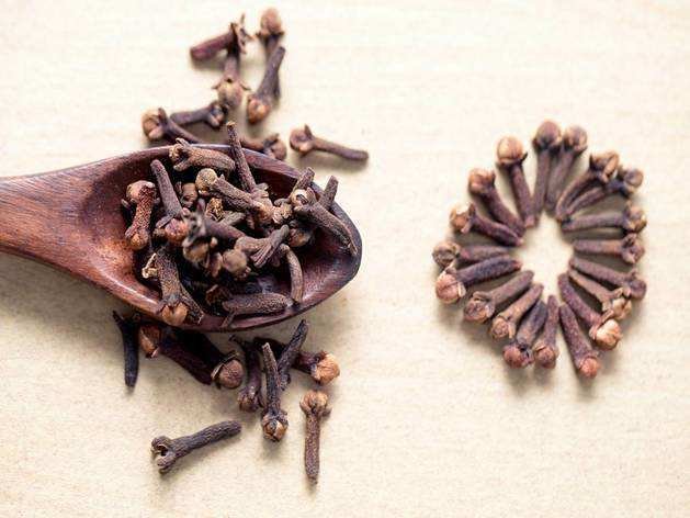 Health Benefits Of Cloves : रोज करें 2 लौंग का सेवन, मुंह की बदबू सहित इन 6 समस्याओं से मिल जाएगी राहत
