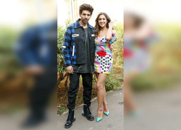 सारा ने फ्लॉन्ट किए टोन्ड लेग्स