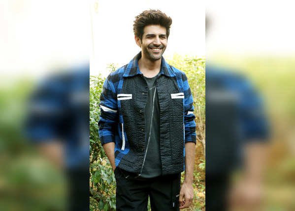 स्टाइलिश डूड की क्यूट स्माइल