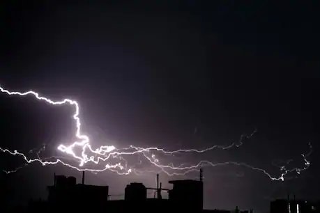 Weather Update: गर्मी से फिलहाल कोई राहत नहीं, गरज चमक के साथ आज बारिश का अलर्ट