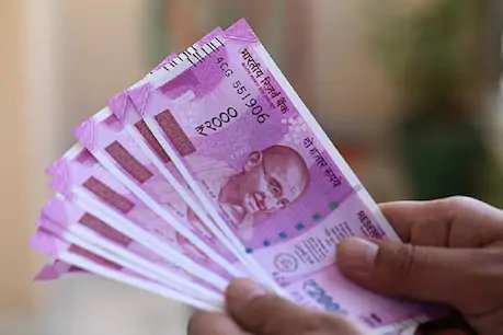 छत्तीसगढ़: लॉकडाउन में कोरोना फैलाने के लिए सड़कों पर फेंके जा रहे ₹2000-500 के नोट?