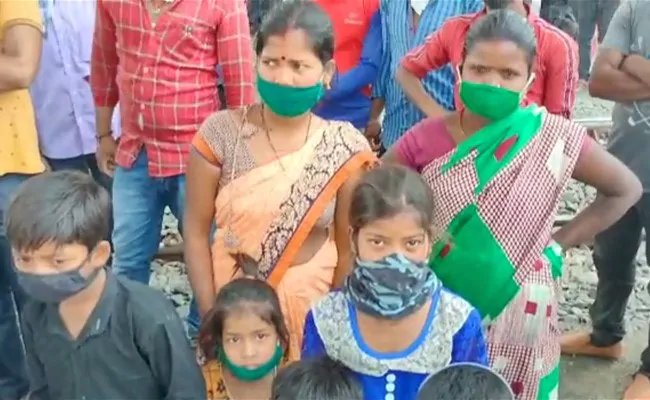 Lockdown: बिहार के प्रवासी मजदूर आसमान से गिरे, खजूर में अटके; एमपी में रेलवे पटरी पर उतरे