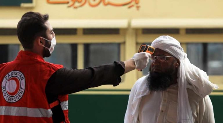 COVID-19: Domestic flights in Pakistan canceled till May 13, cases exceeded 30 thousand and deaths 667 | COVID-19: पाकिस्तान में घरेलू उड़ानें 13 मई तक रद्द, मामले 30 हजार पार और मौतें 667