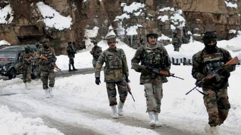 Tension mounts in Ladakh as China brings in more troops | चीन ने लद्दाख में सेना बढ़ाई, इंडियन आर्मी भी पूरी तरह तैयार, आर्मी चीफ ने किया दौरा