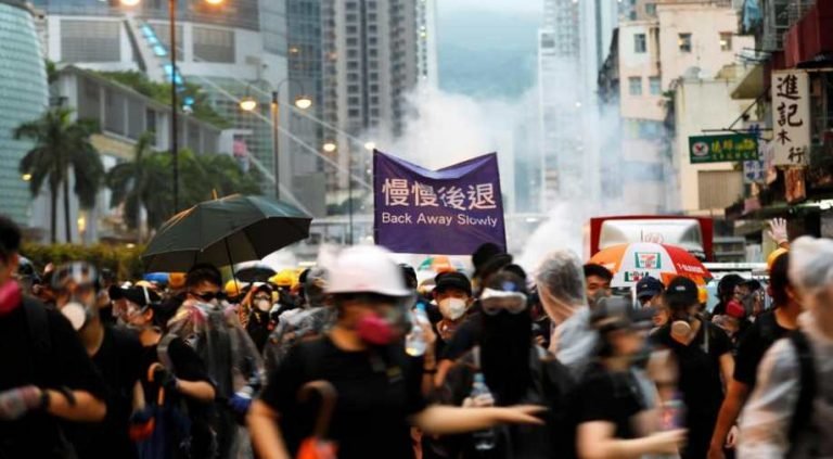 China parliament adopts plan to impose security law on Hong Kong | हांगकांग की आवाज दबाने के लिए चीनी संसद ने नए राष्ट्रीय सुरक्षा कानून को दी मंजूरी