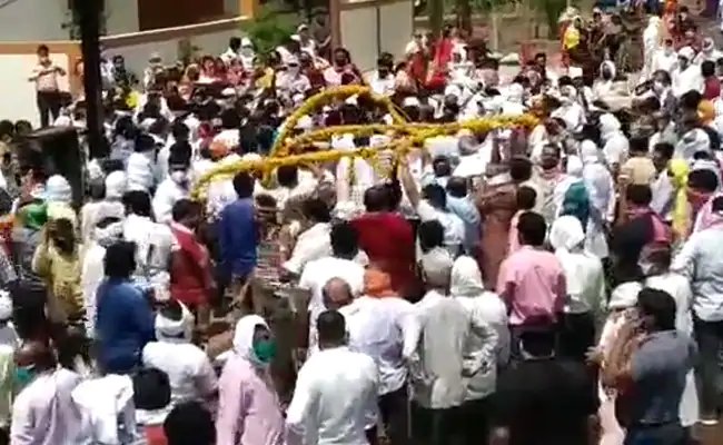 संत देव प्रभाकर शास्त्री पंचतत्व में विलीन, लॉकडाउन के दौरान उमड़ी हजारों भक्तों की भीड़