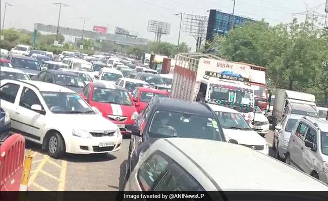 लॉकडाउन-4 के पहले दिन दिल्ली-नोएडा बॉर्डर पर लगा जाम, रेंगते नजर आए वाहन