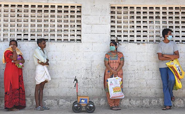 तमिलनाडु: सोशल डिस्टेंसिंग के पालन के लिए युवक ने तैयार किया 'रोबोट', खरीदारी के लिए भेजा