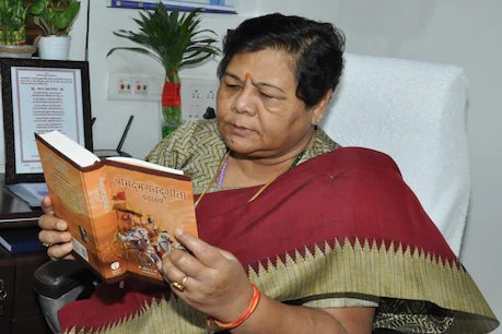 भगवद् गीता पढ़ते राज्यपाल ने शेयर की फोटो, लिखा- संकट में इस ग्रंथ से प्रेरणा मिलती है भगवद् गीता पढ़ते राज्यपाल ने शेयर की फोटो, लिखा- संकट में इस ग्रंथ से प्रेरणा मिलती है