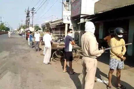 छत्तीसगढ़: 43 दिन बाद खुली शराब की दुकानें, दारू प्रेमियों की लगी 1 KM लंबी लाइन