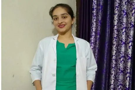 जिन हाथों में रचनी थी मेहंदी आज उसमें हैं गल्बस, ड्यूटी के चलते कोरोना वॉरियर ने टाली शादी