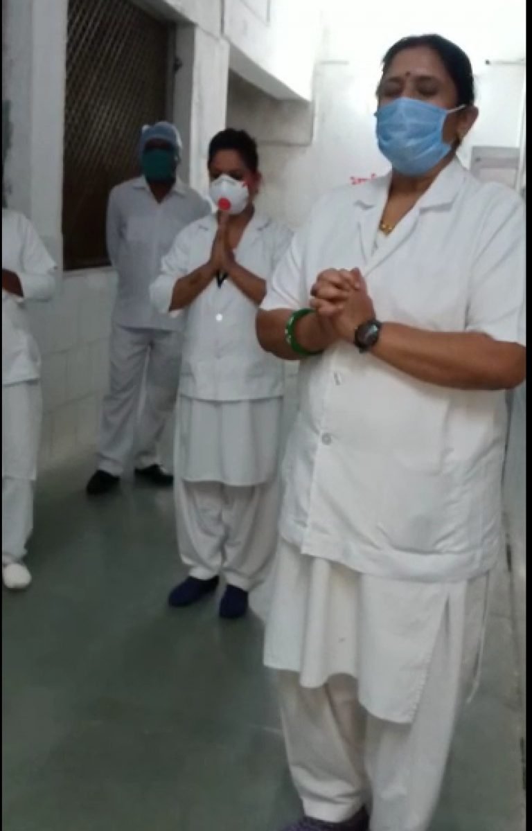 छिंदवाड़ा सरकारी अस्पताल में नर्स ने की कोरोना मरीज के लिए प्रभु यीशु से प्रार्थना
