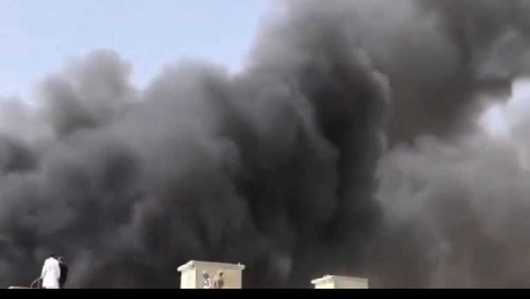 कराची में घनी आबादी में गिरा प्लेन, 90 यात्री थे सवार