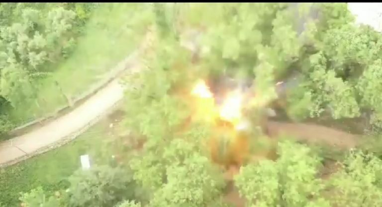 पुलवामा में फिर मिला सीरिया जैसा कार बम ;  वीडियो और फोटो देखें कार के कैसे उड़े परखच्चे