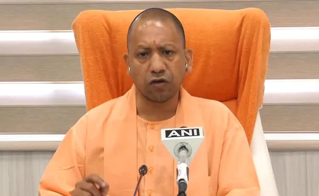 उत्तर प्रदेश सरकार ने अधिकारियों और कर्मचारियों के ट्रांसफर पर लगाई रोक, कोरोना संकट के कारण लिया गया फैसला