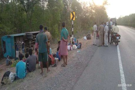 छत्तीसगढ़ः मुंबई से मजदूरों को ले जा रही बस पलटी, ड्राइवर को झपकी आने से हुआ हादसा