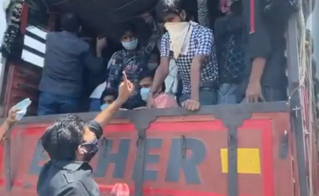 दिल्ली-यूपी बॉर्डर पर पुलिस की नाक के नीचे मजदूरों से ट्रक ड्राइवर कर रहे हैं किराए के नाम पर लाखों रुपये की वसूली