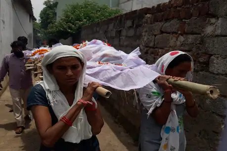 जगदलपुर: बेटियों ने निभाया बेटे का फर्ज, मां की अर्थी को दिया कांधा, किया अंतिम संस्कार