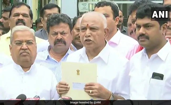 कर्नाटक के मुख्यमंत्री बी एस येदियुरप्पा ने महिला से अभद्रता से पेश आने को लेकर अपने सरकार के मंत्री को दी चेतावनी