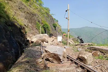 केके रेल लाइन पर भूस्खलन, चट्टानों के नीचे दबकर रेलकर्मी सहित दो मजदूरों की मौत
