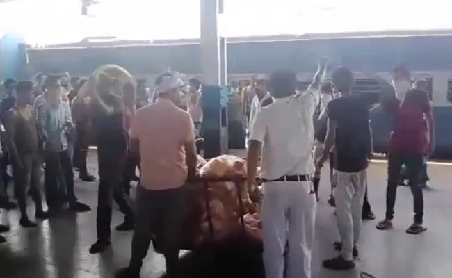 मध्यप्रदेश: श्रमिक स्पेशल ट्रेन से पहुंचे मजदूरों ने खाने के सामान को लेकर की छीनाझपटी, VIDEO वायरल...