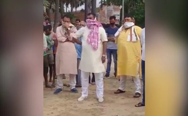 बिहार : मजदूरों ने काम मांगा, विधायक ने कहा- जो बाप तुमको जन्म दिया है वो क्या तुमको रोज़गार दिया