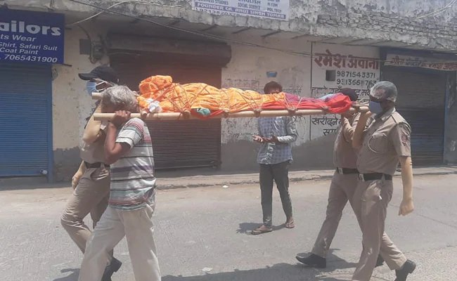 दिल्‍ली पुलिस का मानवीय चेहरा, पड़ोसियों से मदद न मिलने पर बुजुर्ग महिला की अर्थी को दिया कंधा..
