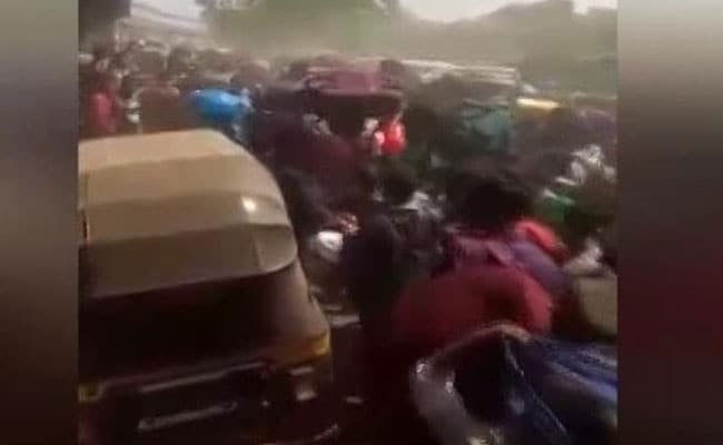 मुंबई के बांद्रा स्टेशन पर फिर उमड़ा जनसैलाब, श्रमिक ट्रेन के लिए पहुंचे थे प्रवासी मजदूर- देखें VIDEO