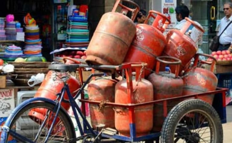 Ujjwala yojana 8 crore beneficiaries received free 6 8 crore gas cylinders between april and may says petroleum ministry – उज्ज्वला योजना: अप्रैल-मई में मुफ्त में दिए गए 6.8 करोड़ गैस सिलेंडर
