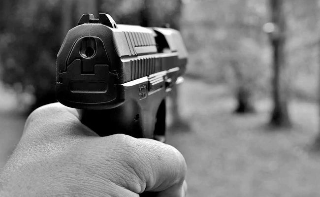 उत्तर प्रदेश: दो गुटों में गोली चलने से 2 की मौत, एक घायल