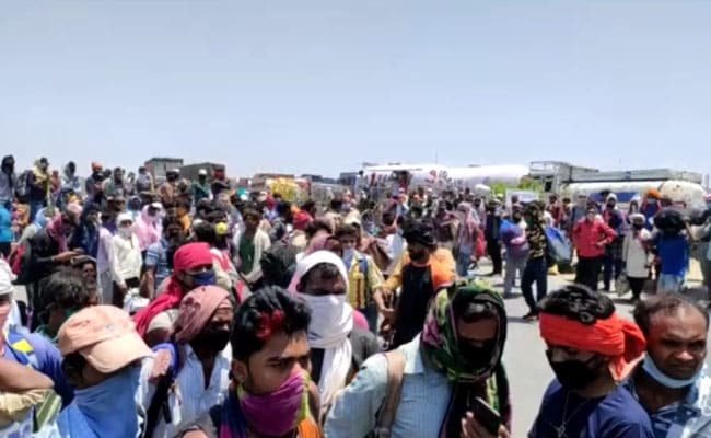 Lockdown: मजबूरी में रिक्शे से हजारों किलोमीटर के सफर पर निकल पड़े लोग