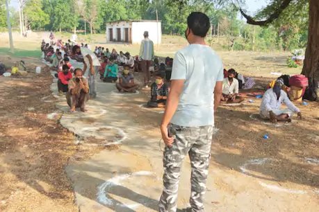 नक्सलगढ़ में भीड़ आती देख जवानों ने संभाला मोर्चा, 4 दिन से भूखे मजदूरों को खिलाया खाना