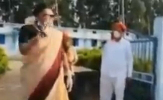 क्वारंटाइन सेंटर पहुंची केंद्रीय मंत्री रेणुका सिंह ने अधिकारियों को धमकाया- अंधेरे कमरे में ले जाकर बेल्ट से मारना अच्छे से जानती हूं
